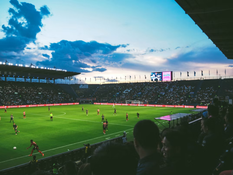 日本人サッカー選手の年俸ランキングTOP10【2026最新】